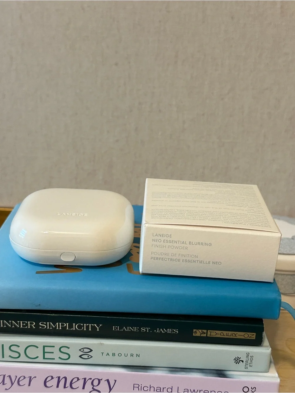 LANEIGE Neo Essential Blurring Finish Powder — Cream White Compact